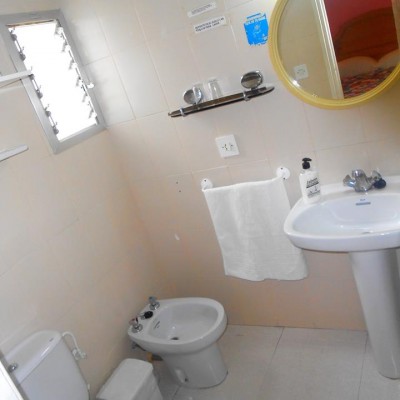 Habitación triple económica Hostal La Barraca Valencia - baño