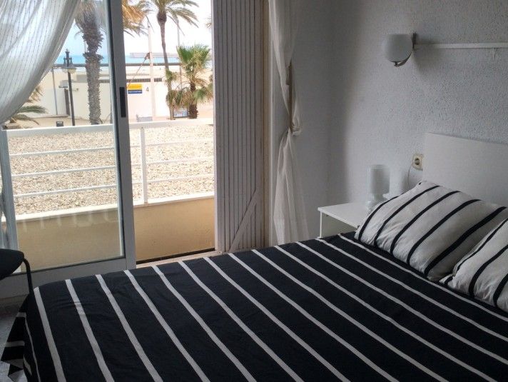 Habitación doble cama matrimonio con vistas al mar